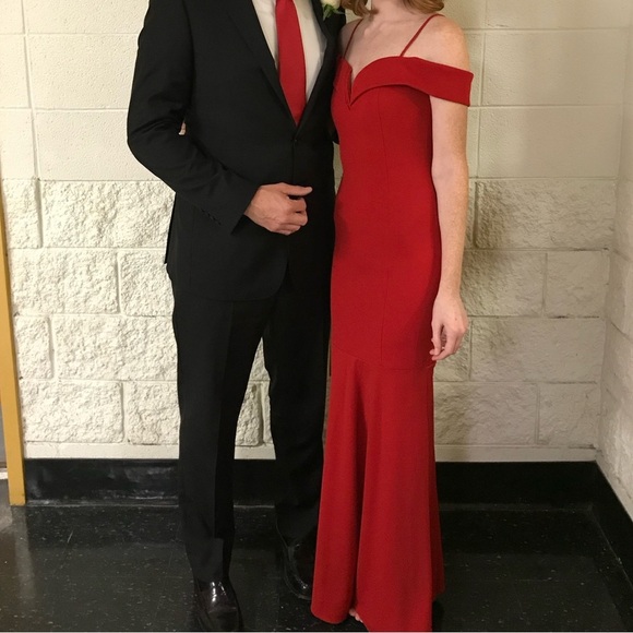 Eureka USA Elegant Red Off-Shoulder Gown size XS. - Picture 3 of 13